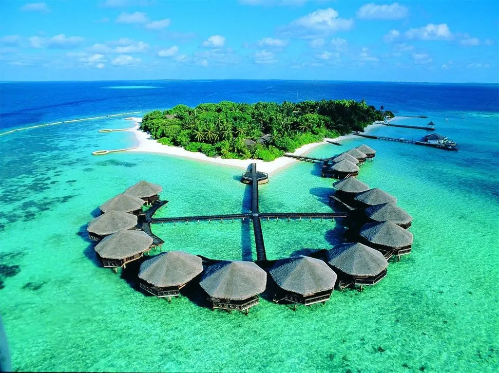 Pulau Baros, 1. Banana Reef, 2. Pulau Baros, 3. Tulusdhoo, 4. Grand Friday Mosque, 6. Pantai Buatan (Artificial Beach), 7. Galeri Seni Nasional Maldives, 8. Sultan Park, 9. Pulau Veligandu, 10. Utheemu Ganduvaru