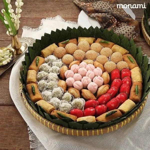 Paket Tampah, 1. Soes Cocktail, 2. Onde-Onde, 3. Lupis, 4. Bloeder, 5. Sosis Brood Sapi, 6. Roll Tart, 7. Kue Soes Kering, 8. Roti Srikaya Pandan, 9. Tahu Campur, 10. Paket Tampah