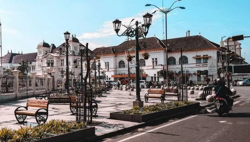 Pergi ke tempat wisata gratis atau murah , 1. Pilih transportasi menuju Jogja , 2. Pilih tempat penginapan yang murah, 3. Pergi ke tempat wisata gratis atau murah , 4. Kunjungi tempat wisata dekat stasiun Yogyakarta , 5. Manfaatkan Trans Jogja, 6. Makan di warung dekat kampus , 7. Buat budget yang ingin dicapai , 8. Mengurangi pengeluaran yang tidak penting, 9. Jangan segan menawar di Malioboro, 10. Cari oleh-oleh kerajinan tangan 