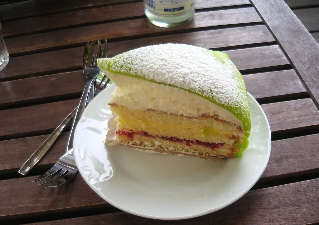 Prinsesstårta, 1. Kladdkaka, 2. Tujuh Jenis Kue, 3. Prinsesstårta, 4. Äggost, 5. Saffranspuddingar, 6. Mandelmusslor, 7. Semla, 8. Budapestbakelse, 9. Våfflor, 10. Kanelbullar