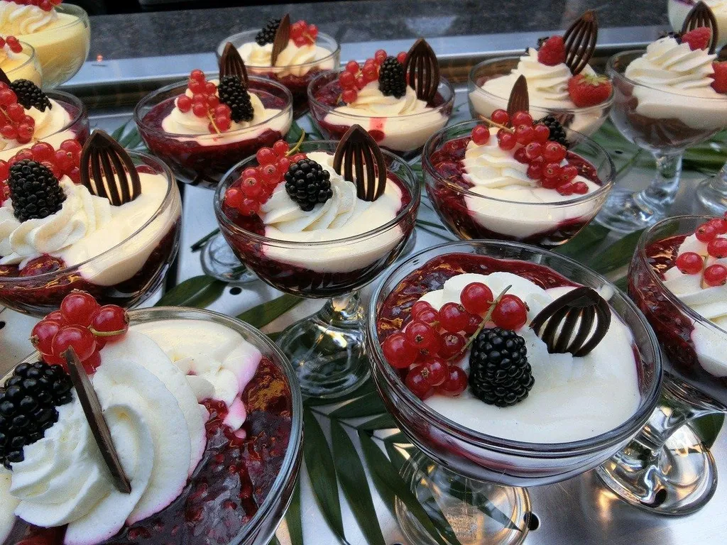 Rote Grütze, 1. Baumkuchen, 2. Gâteau Black Forest, 3. Rote Grütze, 4. Schnecken, 5. Stollen, 6. Käsekuchen, 7. Bethmnnchen, 8. Bienenstich, 9. Spaghettie, 10. Prinzregententorte