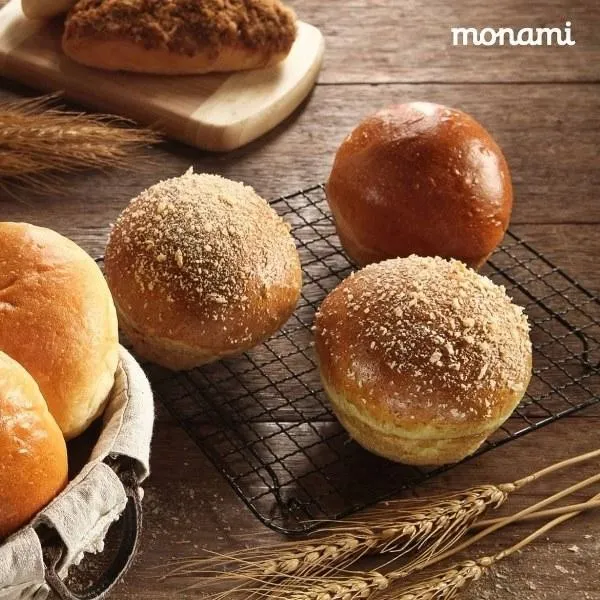 Roti Srikaya Pandan, 1. Soes Cocktail, 2. Onde-Onde, 3. Lupis, 4. Bloeder, 5. Sosis Brood Sapi, 6. Roll Tart, 7. Kue Soes Kering, 8. Roti Srikaya Pandan, 9. Tahu Campur, 10. Paket Tampah