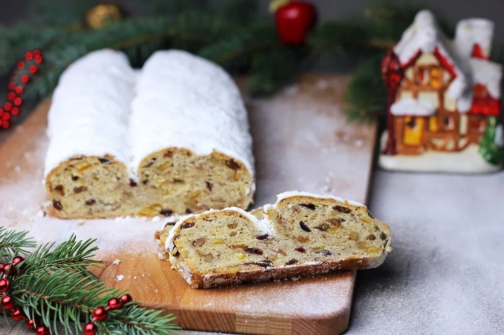 Stollen, 1. Baumkuchen, 2. Gâteau Black Forest, 3. Rote Grütze, 4. Schnecken, 5. Stollen, 6. Käsekuchen, 7. Bethmnnchen, 8. Bienenstich, 9. Spaghettie, 10. Prinzregententorte