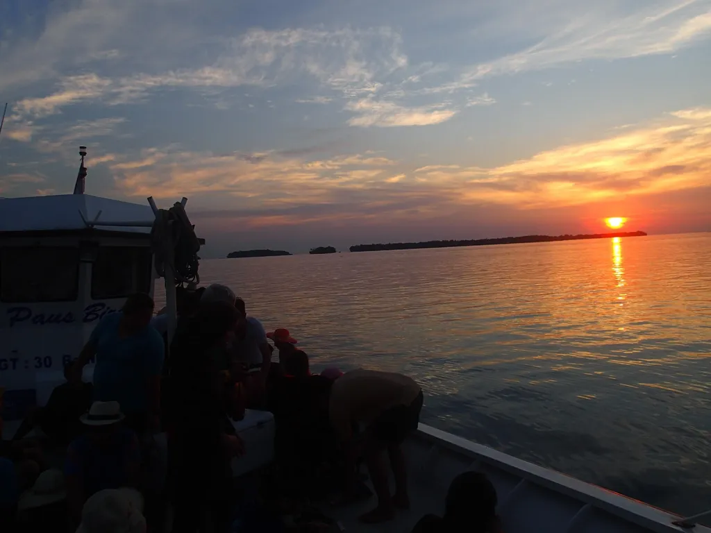Sunset Cruise, Spot Menarik di Pulau Putri, Harga Tiket dan Jam Operasional, Fasilitas, Alamat dan Akses Transportasi ke Pulau Putri, Tempat Menginap di Pulau Putri