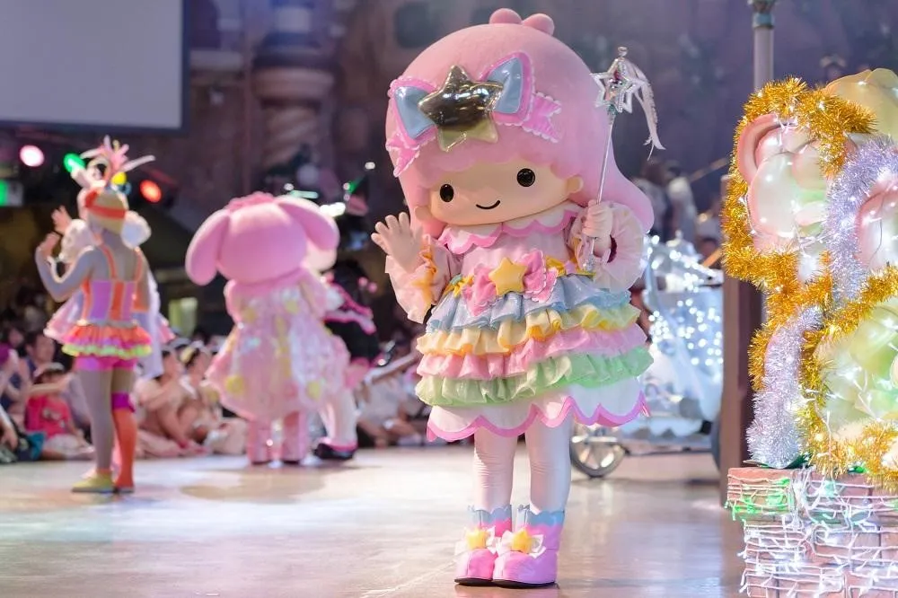 Sanrio Puroland (Tokyo), 1. Tokyo Disneyland (Chiba), 2. Tokyo DisneySea (Chiba), 3. Universal Studio (Osaka), 4. Legoland (Nagoya), 5. Fuji Q Highland (Yamanashi), 6. Nagashima Spaland (Mie), 7. Toei Uzumasa Eigamura (Kyoto), 8. Edo Wonderland Nikko Edomura, 9. Sanrio Puroland (Tokyo), 10. Hakkeijima Sea Paradise (Kanagawa)