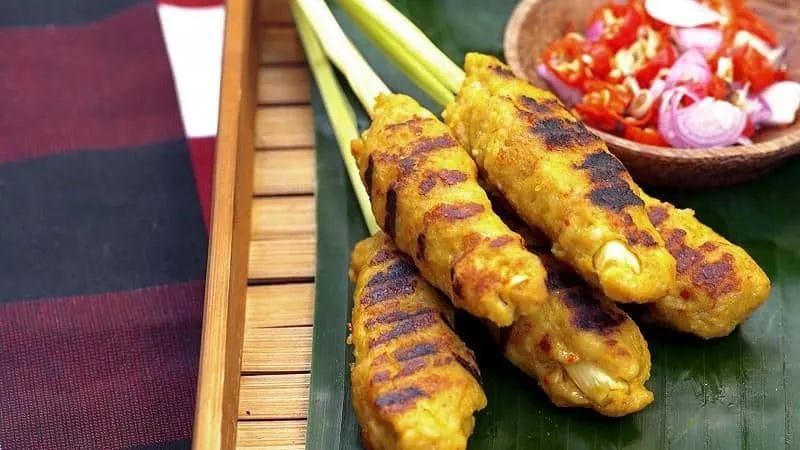 Sate Lilit_, 1. Sarma, Turki, 2. Tsukune, Jepang, 3. Wanjajeon, Korea Selatan, 4. Dawood Basha, Suriah, 5. Kibbeh Nayeh, Lebanon, 6. Bola-Bola, Filipina, 7. Bo La Lot, Vietnam, 8. Chapli Kabab, Pakistan, 9. Shīzitóu, Cina, 10. Sate Lilit, Bali - Indonesia