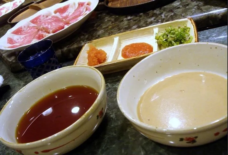 Saus dan Bahan Umum yang Digunakan dalam Shabu-Shabu, Apa itu Shabu-Shabu?, Bahan Utama Shabu-shabu, Saus dan Bahan Umum yang Digunakan dalam Shabu-Shabu, Hal yang Kamu Harus Ketahui Tentang Etiket Makan Shabu-Shabu, Cara Makan Shabu-shabu, 1. Pilih kuah kaldu yang kamu sukai, 2. Didihkan kuah kaldu, 3. Jangan minum kuah kaldu, 4. Tambahkan sayuran, 5. Masak daging dan seafood, 6. Tambahkan dumpling jika disajikan, 7. Keluarkan daging dan sayuran