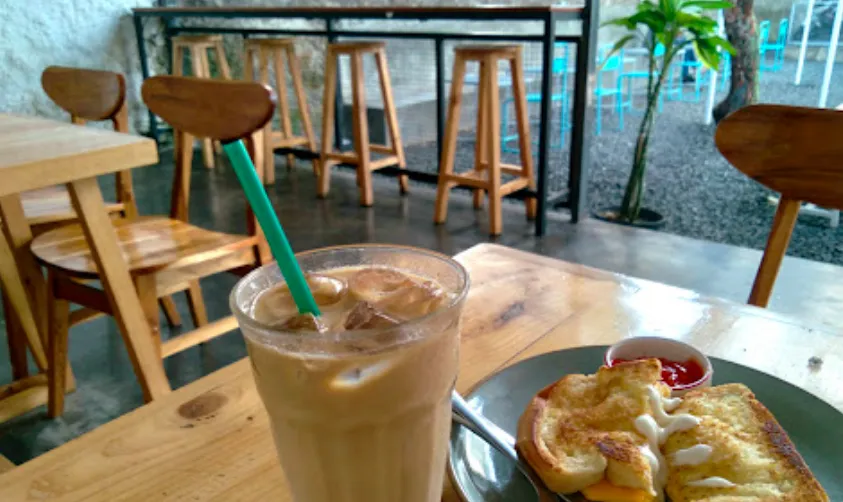 1. Inaka Coffee, 2. Duduk Cerita Coffee, 3. Disini Cafe, 4. Rumah Pinus Coffee &amp; Resto, 5. Koffie Braga Baros, 6. Sejoli Coffee &amp; Roastery, 7. COMMONPLACE, 8. Cenghar Kopi, 9. Neka Kopi, 10. 372 Kopi Kolmas