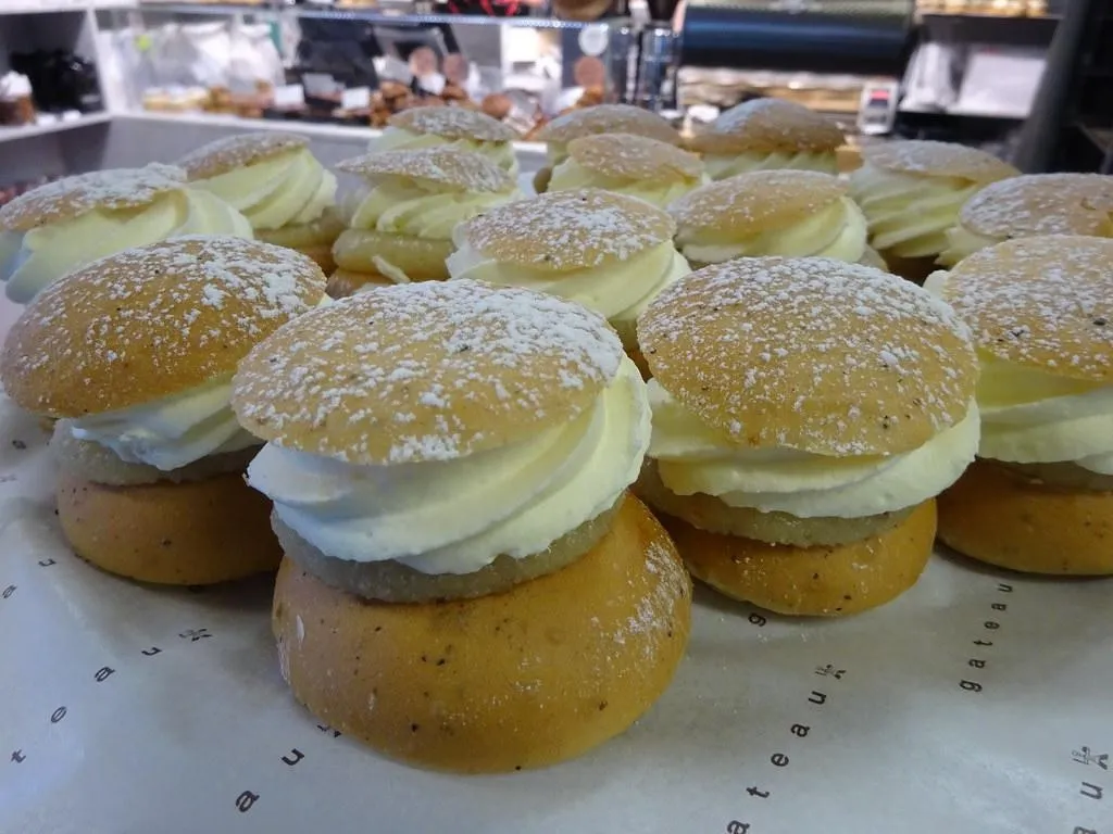 Semla, 1. Kladdkaka, 2. Tujuh Jenis Kue, 3. Prinsesstårta, 4. Äggost, 5. Saffranspuddingar, 6. Mandelmusslor, 7. Semla, 8. Budapestbakelse, 9. Våfflor, 10. Kanelbullar