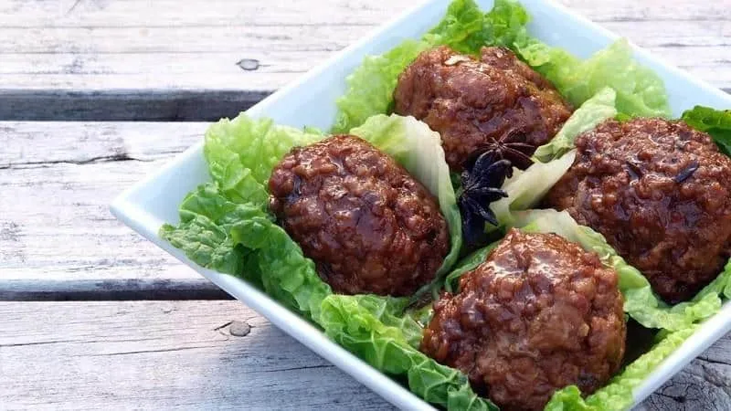 Shīzitóu_, 1. Sarma, Turki, 2. Tsukune, Jepang, 3. Wanjajeon, Korea Selatan, 4. Dawood Basha, Suriah, 5. Kibbeh Nayeh, Lebanon, 6. Bola-Bola, Filipina, 7. Bo La Lot, Vietnam, 8. Chapli Kabab, Pakistan, 9. Shīzitóu, Cina, 10. Sate Lilit, Bali - Indonesia