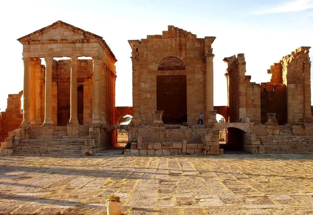 Situs Arkeologi Sbeitla, 1. Ampiteater El Jem, 2. Carthage, 3. Dougga, 4. Museum Bardo, 5. Sanctuary of Tophet, 6. Bulla Regia, 7. Situs Arkeologi Sbeitla, 8. Tempat Pemandian Antonine, 9. Kota Sidi Bou Said, 10. Medina of Tunis