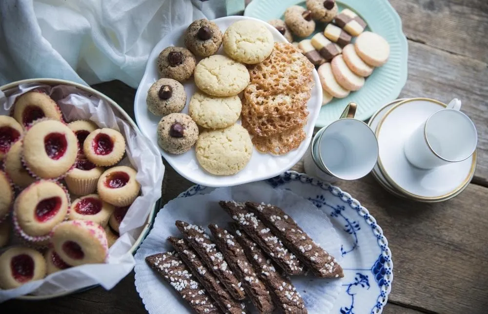 Tujuh Jenis Kue, 1. Kladdkaka, 2. Tujuh Jenis Kue, 3. Prinsesstårta, 4. Äggost, 5. Saffranspuddingar, 6. Mandelmusslor, 7. Semla, 8. Budapestbakelse, 9. Våfflor, 10. Kanelbullar