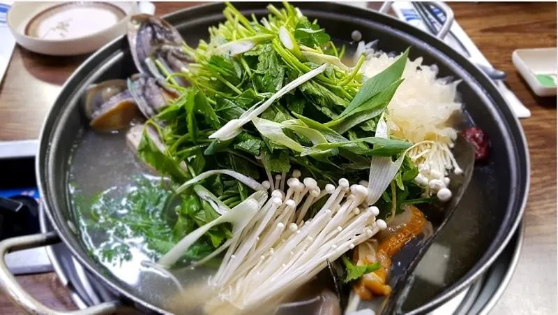 Tambahkan sayuran, Apa itu Shabu-Shabu?, Bahan Utama Shabu-shabu, Saus dan Bahan Umum yang Digunakan dalam Shabu-Shabu, Hal yang Kamu Harus Ketahui Tentang Etiket Makan Shabu-Shabu, Cara Makan Shabu-shabu, 1. Pilih kuah kaldu yang kamu sukai, 2. Didihkan kuah kaldu, 3. Jangan minum kuah kaldu, 4. Tambahkan sayuran, 5. Masak daging dan seafood, 6. Tambahkan dumpling jika disajikan, 7. Keluarkan daging dan sayuran