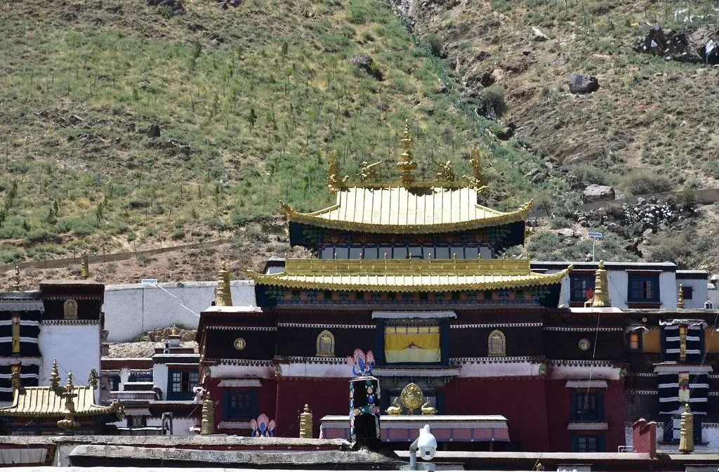 Vihara Tashilhunpo, 1. Istana Potala, 2. Yarlung Tsangpo Grand Canyon, 3. Norbulingka, 4. Lulang Forest, 5. Danau Namtso, 6. Gyantse Kumbum, 7. Danau Manasarovar, 8. Gunung Kailash, 9. Jalan Barkhor, 10. Vihara Tashilhunpo