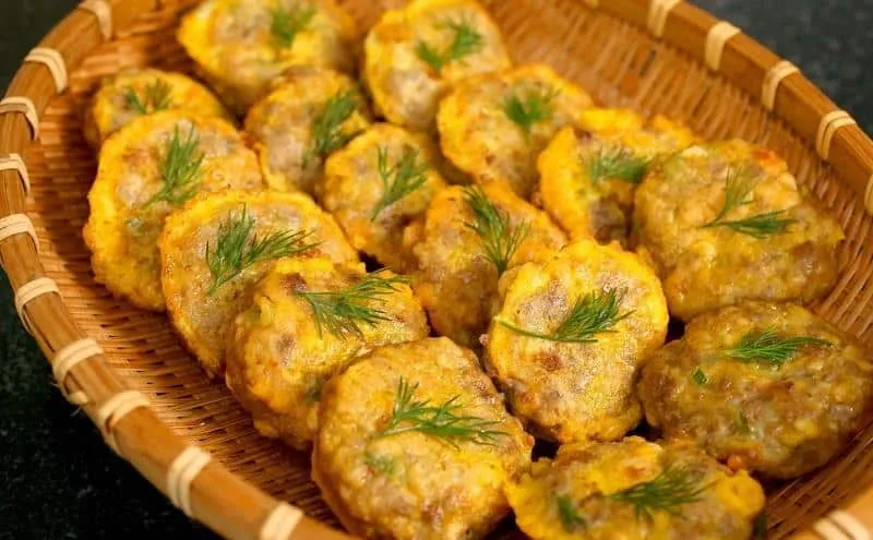 Wanjajeon_, 1. Sarma, Turki, 2. Tsukune, Jepang, 3. Wanjajeon, Korea Selatan, 4. Dawood Basha, Suriah, 5. Kibbeh Nayeh, Lebanon, 6. Bola-Bola, Filipina, 7. Bo La Lot, Vietnam, 8. Chapli Kabab, Pakistan, 9. Shīzitóu, Cina, 10. Sate Lilit, Bali - Indonesia
