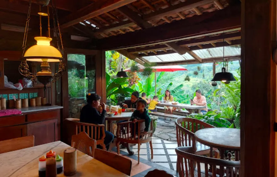 1. Warung Taru, 2. Sam's Strawberry Corner, 3. Dendeng Batokok Dago, 4. Warung Laos, 5. Boemi Joglo, 6. Skyline Best View Resto, 7. Kedai Timbel Dago, 8. Warung Lela, 9. Warung Salse, 10. Vitamin Sea Cafe