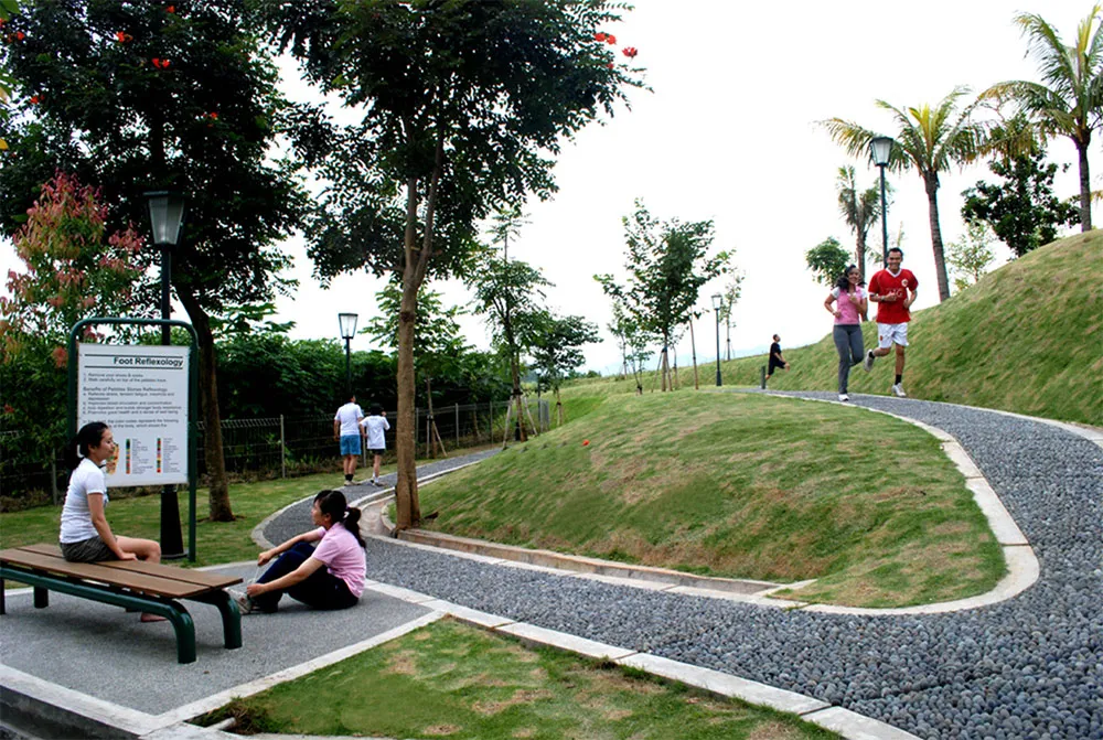 1. Lapangan Gasibu, 2. GOR Saparua, 3. Saraga (Sarana Olahraga Ganesha), 4. GOR Pajajaran, 5. Stadion UPI (Universitas Pendidikan Indonesia), 6. Kiara Artha Park, 7. Lapangan Tegalega, 8. Kawasan Kota Baru Parahyangan, 9. Stadion GBLA (Gelora Bandung Lautan Api), 10. Stadion Siliwangi, 11. Stadion Si Jalak Harupat