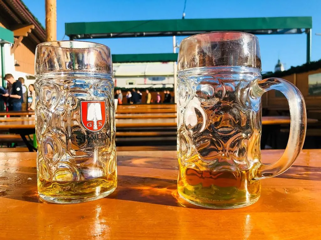 Mug Bukan Suvenir, 1. Sejarah, 2. Pernah Dibatalkan Sebanyak 24 Kali, 3. Disebut Oktoberfest tapi Dimulai Bulan September, 4. Baru Diperbolehkan Minum Sesudah Dibuka oleh Walikota, 5. Festival yang Ramah Anak, 6. Minum untuk Kesehatan, 7. Hanya Bir Munich yang Diperbolehkan, 8. Mempunyai Pertunjukkan Lain, 9. Paris Hilton Dilarang Hadir di Oktoberfest Selamanya, 10. Terdapat Kantor Lost and Found, 11. Mug Bukan Suvenir