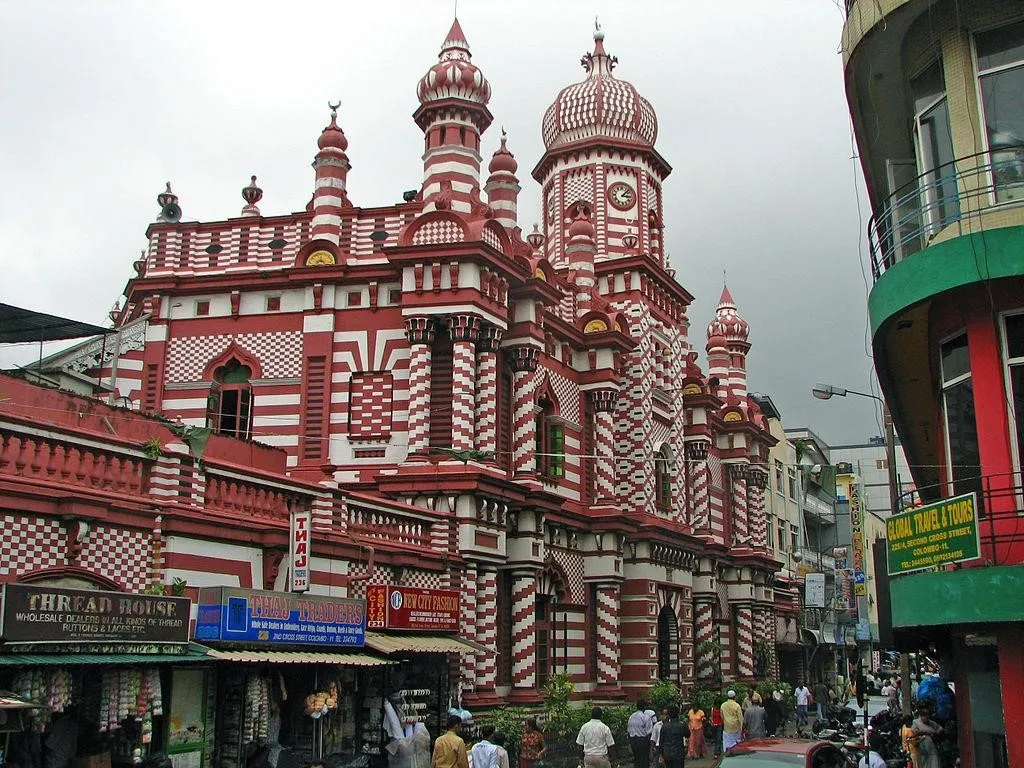 Masjid Merah, 1. Taman Nasional Yala, 2. Benteng Batu Sigiriya, 3. Puncak Adam, 4. Teluk Arugam, 5. Benteng Galle, 6. Kuil Emas Dambulla, 7. Air Terjun Ravana, 8. Masjid Merah, 9. Mirissa, 10. Nine Arches Bridge