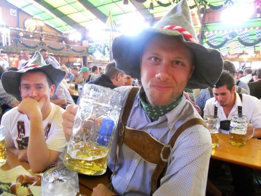 6. Minum untuk Kesehatan, 1. Sejarah, 2. Pernah Dibatalkan Sebanyak 24 Kali, 3. Disebut Oktoberfest tapi Dimulai Bulan September, 4. Baru Diperbolehkan Minum Sesudah Dibuka oleh Walikota, 5. Festival yang Ramah Anak, 6. Minum untuk Kesehatan, 7. Hanya Bir Munich yang Diperbolehkan, 8. Mempunyai Pertunjukkan Lain, 9. Paris Hilton Dilarang Hadir di Oktoberfest Selamanya, 10. Terdapat Kantor Lost and Found, 11. Mug Bukan Suvenir