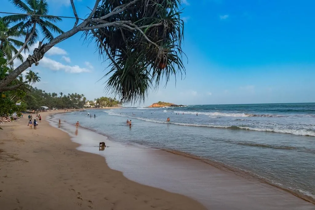 Mirissa, 1. Taman Nasional Yala, 2. Benteng Batu Sigiriya, 3. Puncak Adam, 4. Teluk Arugam, 5. Benteng Galle, 6. Kuil Emas Dambulla, 7. Air Terjun Ravana, 8. Masjid Merah, 9. Mirissa, 10. Nine Arches Bridge