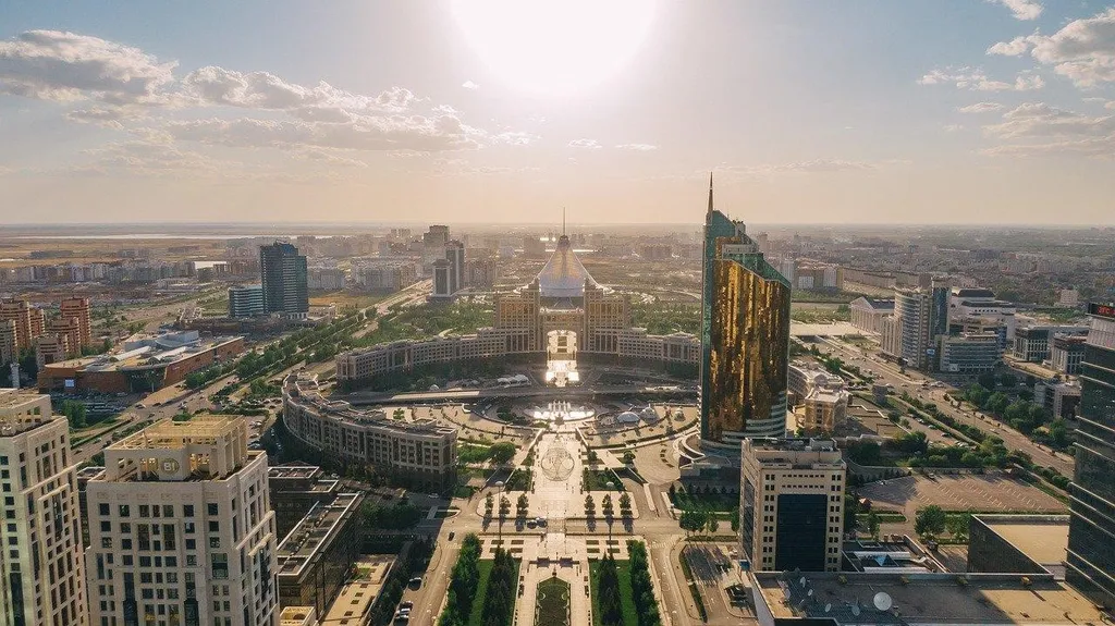 Nur-Sultan, 1. Ngarai Charyn, 2. Beket-Ata, 3. Nur-Sultan, 4. Yasaui Mausoleum, 5. Danau Almaty, 6. Taman Nasional Ile-Alatau, 7. Taman Nasional Altyn Emel, 8. Aksu-Zhabagly, 9. Kota Sauran, 10. Aktau