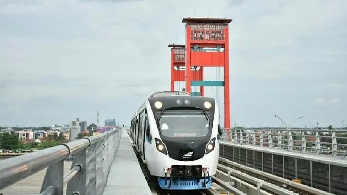 Naik Kereta Lintas Rel Terpadu (LRT) Untuk Mengelilingi Palembang, 1. Kumpulkan Informasi Mengenai Transportasi, 2. Naik Kereta Lintas Rel Terpadu (LRT), 3. Persiapkan Perbekalan dan Pakaian yang Sesuai , 4. Pesan Kamar Lewat Layanan Airbnb, 5. Buat Rencana Perjalanan, 6. Nikmati Suasana Malam di Palembang, 7. Pelajari Bahasa Daerah, 8. Gabung di Komunitas Jalan-Jalan