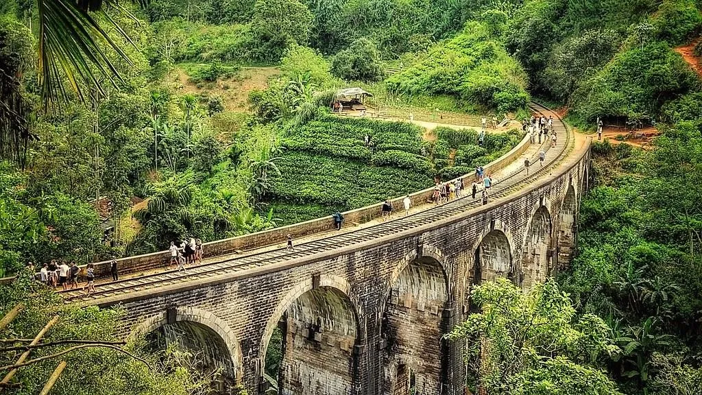 Nine Arches Bridge, 1. Taman Nasional Yala, 2. Benteng Batu Sigiriya, 3. Puncak Adam, 4. Teluk Arugam, 5. Benteng Galle, 6. Kuil Emas Dambulla, 7. Air Terjun Ravana, 8. Masjid Merah, 9. Mirissa, 10. Nine Arches Bridge