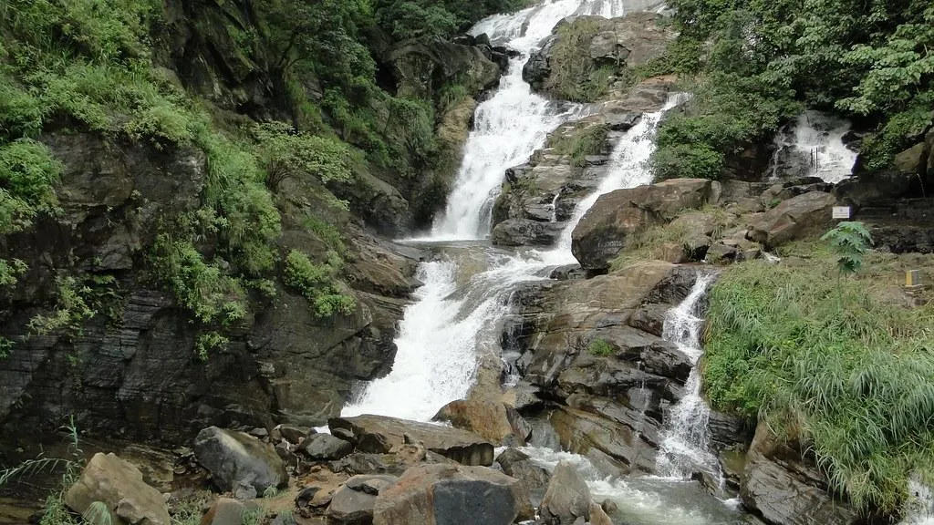 Air Terjun Ravana, 1. Taman Nasional Yala, 2. Benteng Batu Sigiriya, 3. Puncak Adam, 4. Teluk Arugam, 5. Benteng Galle, 6. Kuil Emas Dambulla, 7. Air Terjun Ravana, 8. Masjid Merah, 9. Mirissa, 10. Nine Arches Bridge