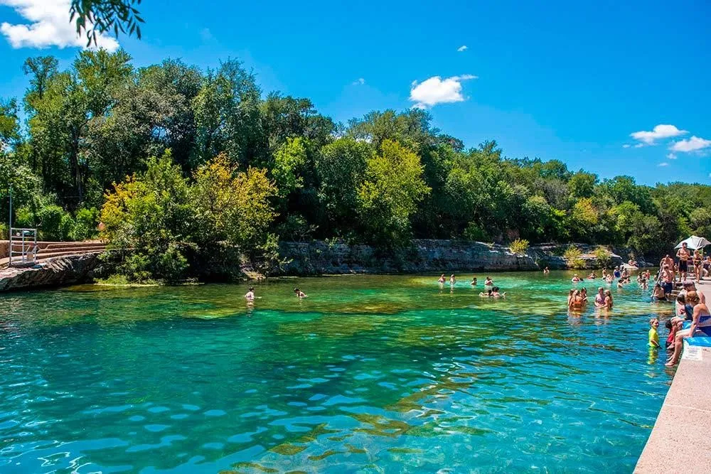 Barton Springs Pool, 1. Natural Bridge Caverns, 2. Fort Worth Zoo, 3. Alamo, 4. Texas State Aquarium, 5. Barton Springs Pool , 6. Sea Turtle, Inc. , 7. Hamilton Pool, 8. Taman Nasional Big Bend, 9. Port Aransas Beach, 10. Padre Island National Seashore
