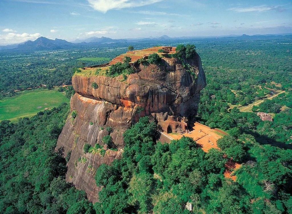 Benteng Batu Sigiriya, 1. Taman Nasional Yala, 2. Benteng Batu Sigiriya, 3. Puncak Adam, 4. Teluk Arugam, 5. Benteng Galle, 6. Kuil Emas Dambulla, 7. Air Terjun Ravana, 8. Masjid Merah, 9. Mirissa, 10. Nine Arches Bridge