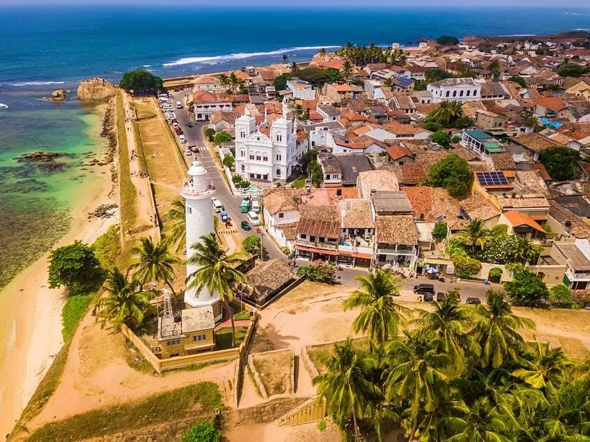 Benteng Galle, 1. Taman Nasional Yala, 2. Benteng Batu Sigiriya, 3. Puncak Adam, 4. Teluk Arugam, 5. Benteng Galle, 6. Kuil Emas Dambulla, 7. Air Terjun Ravana, 8. Masjid Merah, 9. Mirissa, 10. Nine Arches Bridge