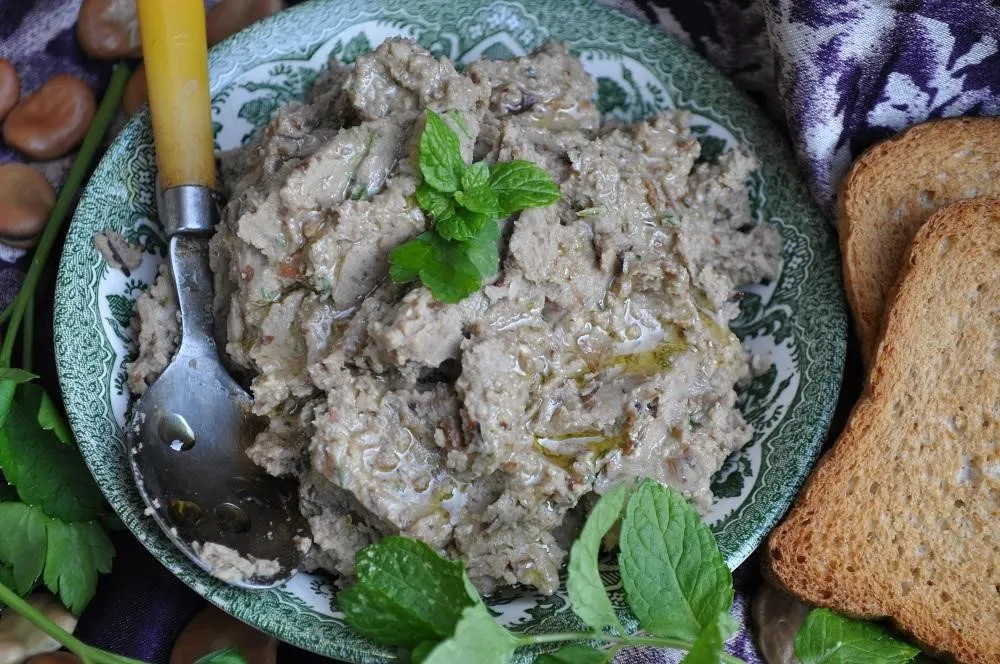 Bigilla, 1. Stuffat tal-Fenek, 2. Aljotta, 3. Bigilla, 4. Bebbux bl-aljoli, 5. Stuffat tal-Qarnita, 6. Bragioli, 7. Pastizz, 8. Imqarrun il-forn, 9. Platt Malti, 10. Ħobż/Ftira biż-Żejt
