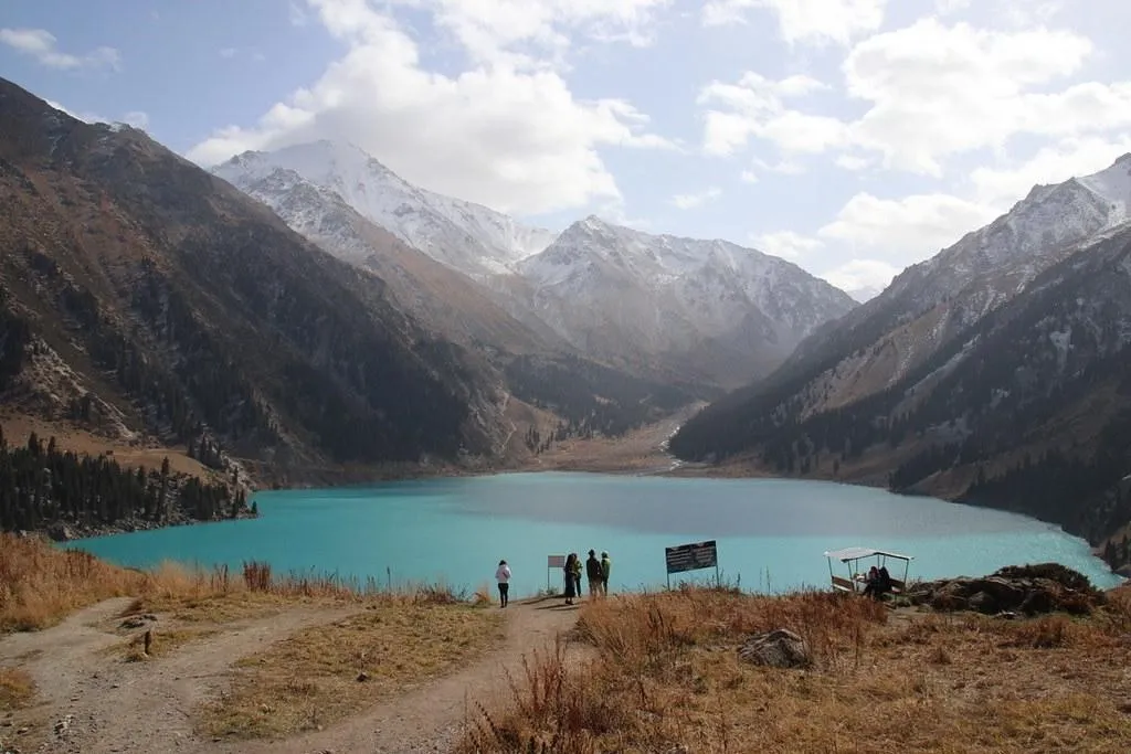 Danau Almaty, 1. Ngarai Charyn, 2. Beket-Ata, 3. Nur-Sultan, 4. Yasaui Mausoleum, 5. Danau Almaty, 6. Taman Nasional Ile-Alatau, 7. Taman Nasional Altyn Emel, 8. Aksu-Zhabagly, 9. Kota Sauran, 10. Aktau