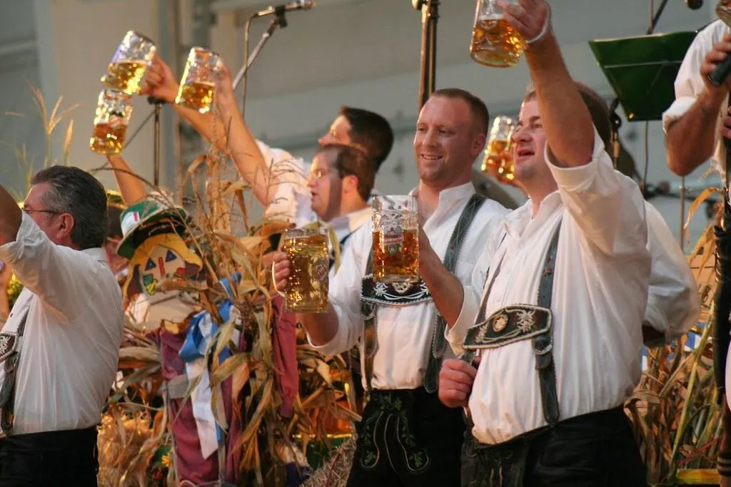 Disebut Oktoberfest tapi Dimulai Bulan September, 1. Sejarah, 2. Pernah Dibatalkan Sebanyak 24 Kali, 3. Disebut Oktoberfest tapi Dimulai Bulan September, 4. Baru Diperbolehkan Minum Sesudah Dibuka oleh Walikota, 5. Festival yang Ramah Anak, 6. Minum untuk Kesehatan, 7. Hanya Bir Munich yang Diperbolehkan, 8. Mempunyai Pertunjukkan Lain, 9. Paris Hilton Dilarang Hadir di Oktoberfest Selamanya, 10. Terdapat Kantor Lost and Found, 11. Mug Bukan Suvenir