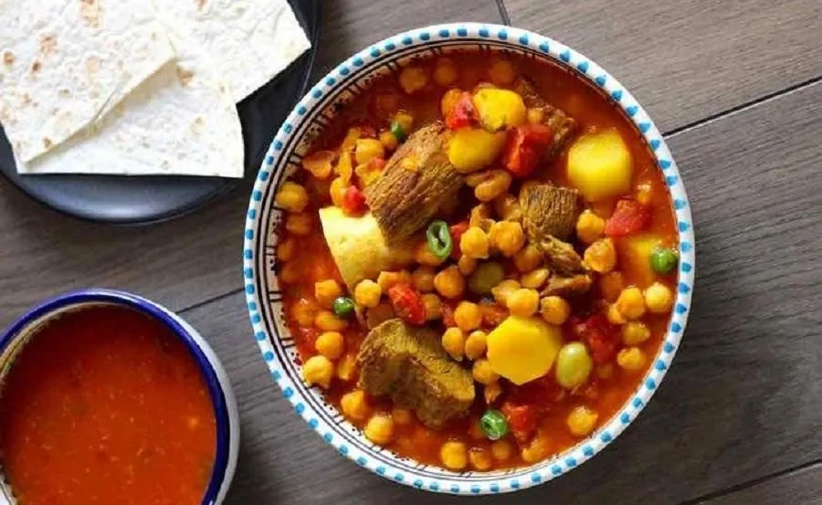 Dizi atau Abgoosht, 1. Dizi atau Abgoosht, 3. Fesenjan (Fesenjoon), 4. Kebab Chelo, 5. Tahchin, 6. Kashke Bademjan, 7. Sabzi Khordan, 8. Gheimeh, 9. Kufteh Tabriz, 10. Tahdig