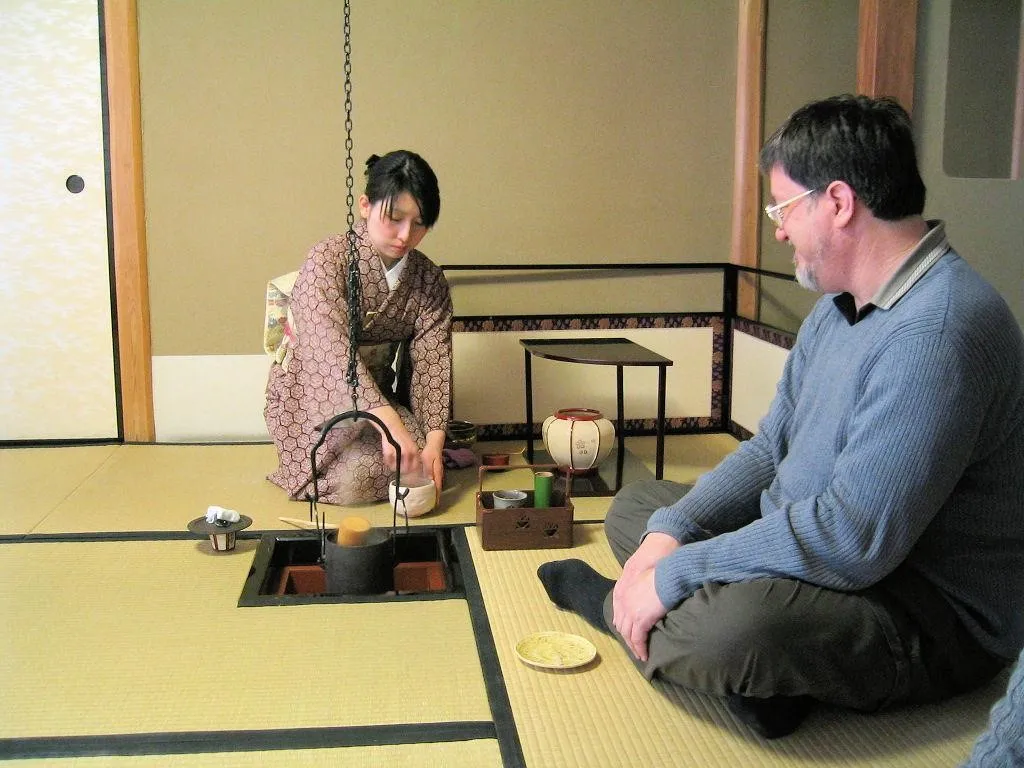 Etika Minum Teh, 1. Sejarah Teh serta Upacaranya di Jepang, 2. Dilakukan di Cha-Shitsu, 3. Bapak Upacara Minum Teh, 4. Sen no Rikyu, Penyempurna Upacara Minum Teh, 5. Bahan dan Alat yang Dibutuhkan dalam Upacara, 6. Ruangan Upacara Minum Teh, 7. Etika Minum Teh, 8. Ekspresi Upacara Minum Teh