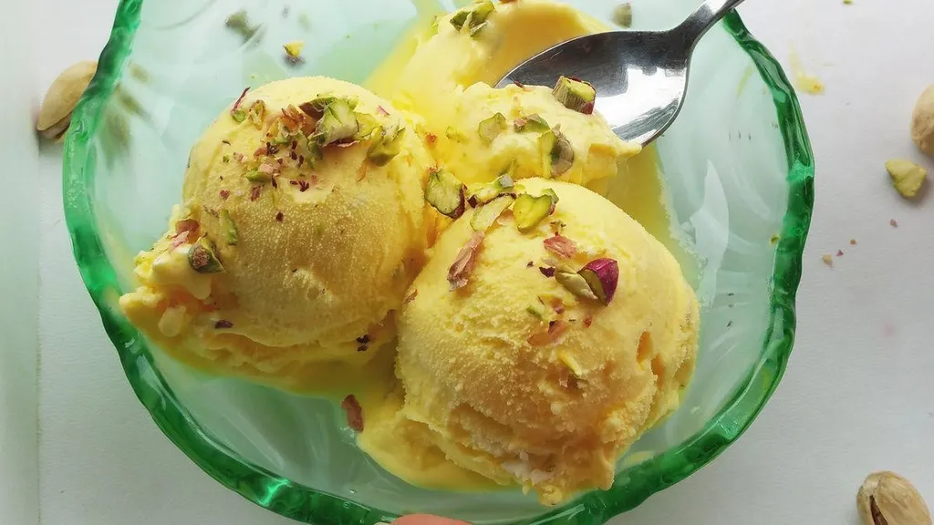 Es Krim Akbar Mashti, 1. Khoresht Mast, 2. Ranginak, 3. Es Krim Akbar Mashti, 4. Qottab, 5. Masghati, 6. Noon Khamei, 7. Kue Yazdi, 8. Zoolbia-Bamieh, 9. Nan-e barbari, 10. Sohan