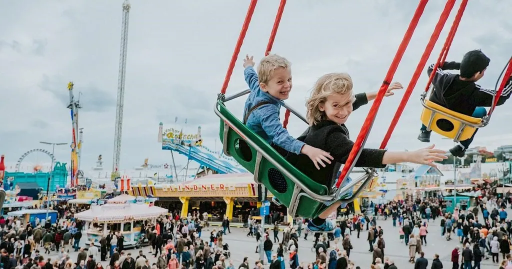 Festival yang Ramah Anak, 1. Sejarah, 2. Pernah Dibatalkan Sebanyak 24 Kali, 3. Disebut Oktoberfest tapi Dimulai Bulan September, 4. Baru Diperbolehkan Minum Sesudah Dibuka oleh Walikota, 5. Festival yang Ramah Anak, 6. Minum untuk Kesehatan, 7. Hanya Bir Munich yang Diperbolehkan, 8. Mempunyai Pertunjukkan Lain, 9. Paris Hilton Dilarang Hadir di Oktoberfest Selamanya, 10. Terdapat Kantor Lost and Found, 11. Mug Bukan Suvenir