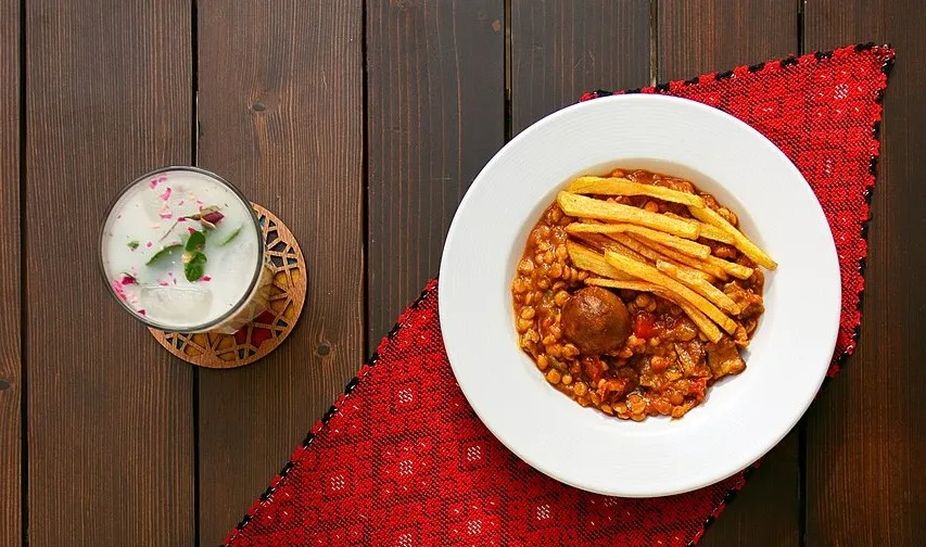 Gheimeh, 1. Dizi atau Abgoosht, 3. Fesenjan (Fesenjoon), 4. Kebab Chelo, 5. Tahchin, 6. Kashke Bademjan, 7. Sabzi Khordan, 8. Gheimeh, 9. Kufteh Tabriz, 10. Tahdig