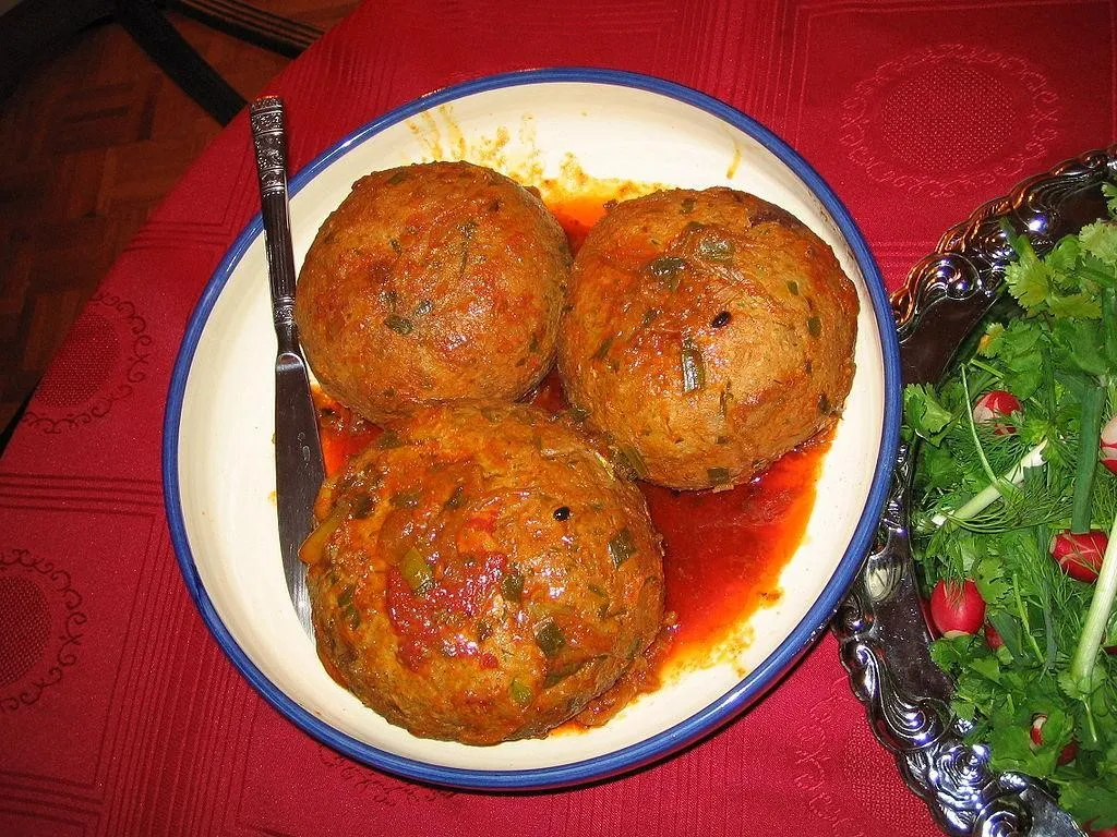 Kufteh Tabriz, 1. Dizi atau Abgoosht, 3. Fesenjan (Fesenjoon), 4. Kebab Chelo, 5. Tahchin, 6. Kashke Bademjan, 7. Sabzi Khordan, 8. Gheimeh, 9. Kufteh Tabriz, 10. Tahdig