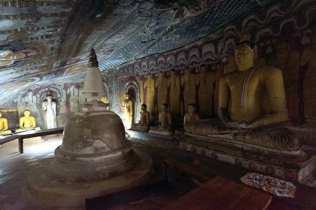 Kuil Emas Dambulla, 1. Taman Nasional Yala, 2. Benteng Batu Sigiriya, 3. Puncak Adam, 4. Teluk Arugam, 5. Benteng Galle, 6. Kuil Emas Dambulla, 7. Air Terjun Ravana, 8. Masjid Merah, 9. Mirissa, 10. Nine Arches Bridge