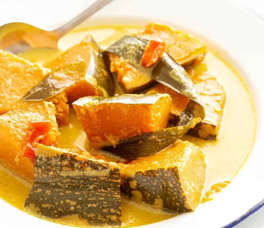 Kalu Pol Wattakka, 1. Kottu, 2. Fish Ambul Thiyal, 3. Parippu, 4. Polos, 5. Kadala Thel Dhala, 6. Lamprais, 7. Gotukola Sambol, 8. Kalu Pol Wattakka, 9. Kukul Mas Kari, 10. Idiyappam