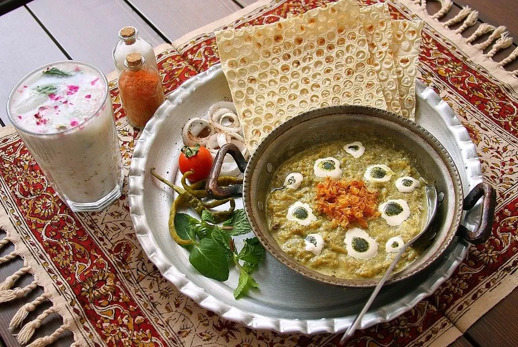 Kashke Bademjan, 1. Dizi atau Abgoosht, 3. Fesenjan (Fesenjoon), 4. Kebab Chelo, 5. Tahchin, 6. Kashke Bademjan, 7. Sabzi Khordan, 8. Gheimeh, 9. Kufteh Tabriz, 10. Tahdig