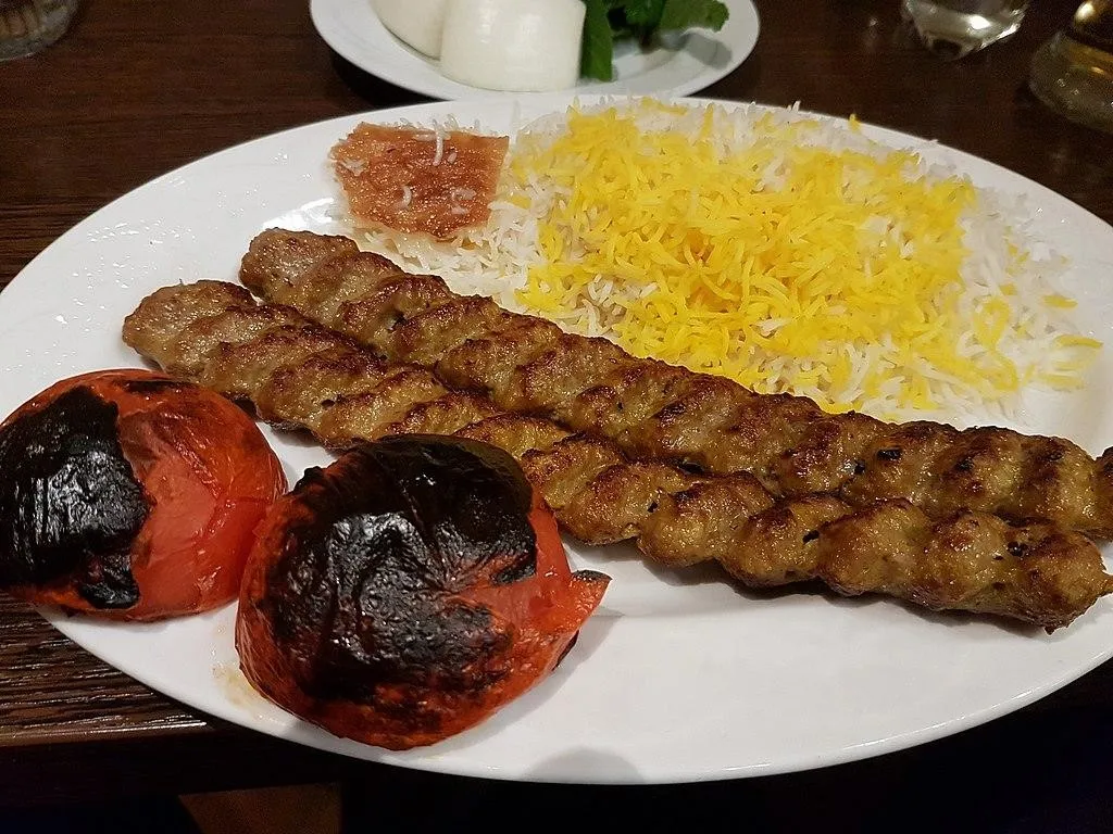 Kebab Chelo, 1. Dizi atau Abgoosht, 3. Fesenjan (Fesenjoon), 4. Kebab Chelo, 5. Tahchin, 6. Kashke Bademjan, 7. Sabzi Khordan, 8. Gheimeh, 9. Kufteh Tabriz, 10. Tahdig