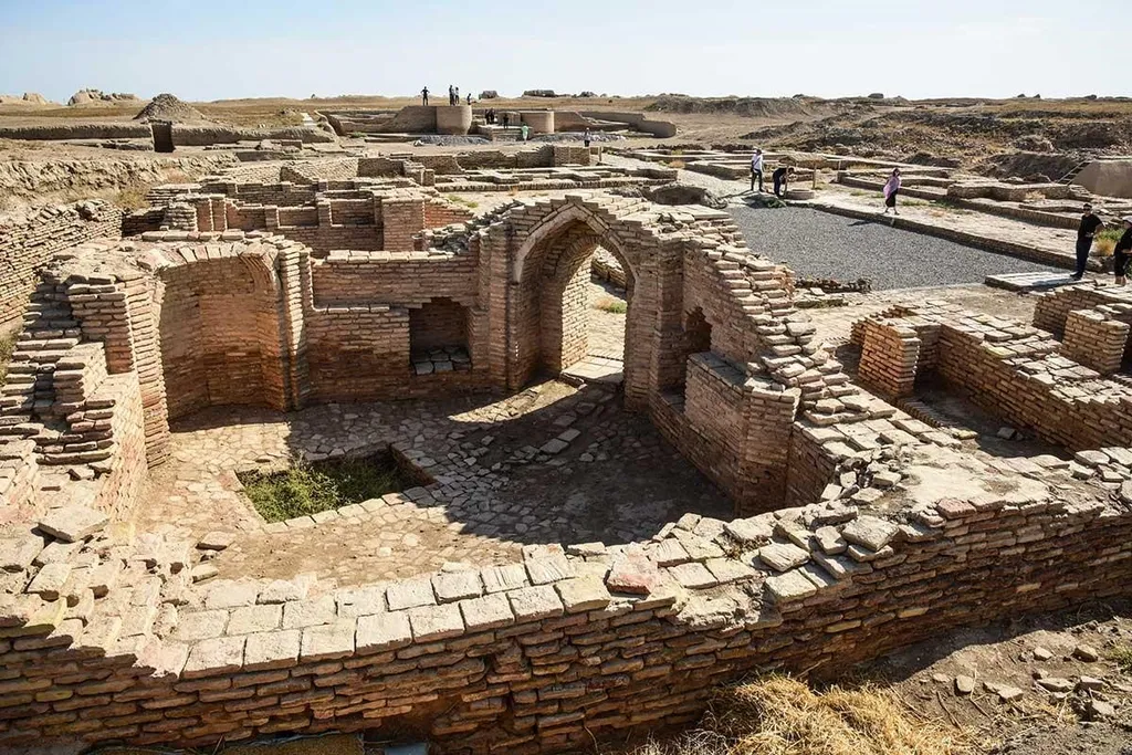 Kota Sauran, 1. Ngarai Charyn, 2. Beket-Ata, 3. Nur-Sultan, 4. Yasaui Mausoleum, 5. Danau Almaty, 6. Taman Nasional Ile-Alatau, 7. Taman Nasional Altyn Emel, 8. Aksu-Zhabagly, 9. Kota Sauran, 10. Aktau
