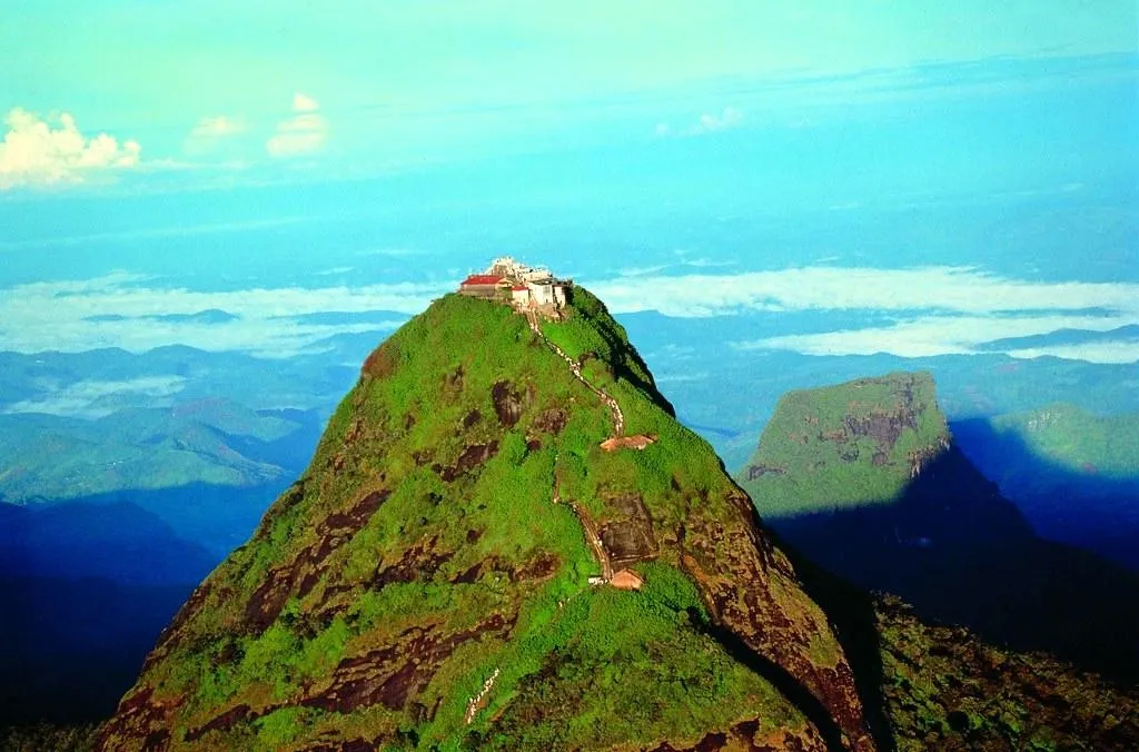 Puncak Adam, 1. Taman Nasional Yala, 2. Benteng Batu Sigiriya, 3. Puncak Adam, 4. Teluk Arugam, 5. Benteng Galle, 6. Kuil Emas Dambulla, 7. Air Terjun Ravana, 8. Masjid Merah, 9. Mirissa, 10. Nine Arches Bridge