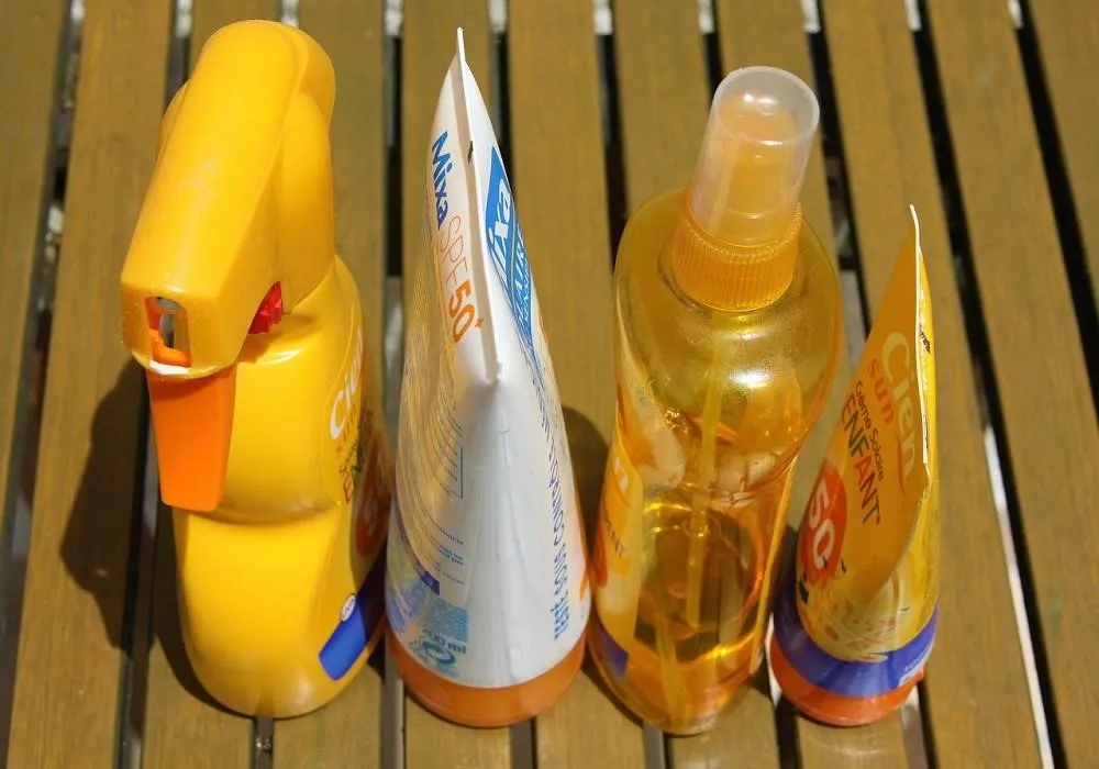 Pakailah Sunblock, 1. Siapkan dan Rencanakan dengan Detail, 2. Pilihlah Agen Travel Wisata yang Terpercaya, 3. Pilih Satu Pulau Saja, 4. Menentukan Alat Transportasi, 5. Ingat Jadwal Pemberangkatan Kapal, 6. Pakailah Sunblock, 7. Kenakan Pakaian Berbahan Katun, 8. Peralatan Elektronik dan Perlengkapannya, 9. Bawa Minuman dan Makanan Ringan, 10. Pilih Tempat Menginap dengan View yang Bagus, 11. Pilih Musim Liburan yang Terbaik