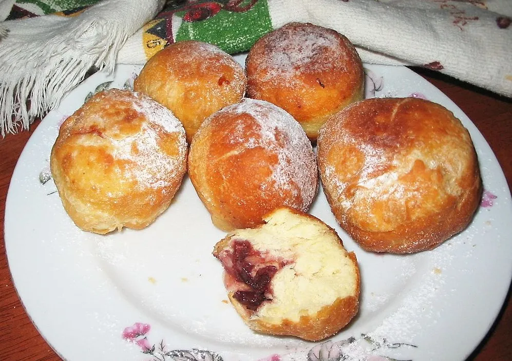 Pampushky, 1. Tort Kievsky, 2. Perepichka, 3. Kutia, 4. Paska, 5. Bublik, 6. Sochnyky, 7. Nalysnyky, 8. Kartoshka, 9. Verhuny, 10. Pampushky, 11. Babka