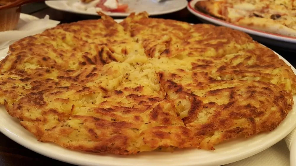 Patatnik, 1. Shopska Salata, 2. Banitsa, 3. Gyuvech, 4. Mish-Mash, 5. Tarator, 6. Lukanka, 7. Kyopolou, 8. Patatnik, 9. Moussaka, 10. Shkembe Chorba